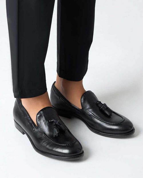 Mocassini da uomo con nappine in pelle neri, BLACK