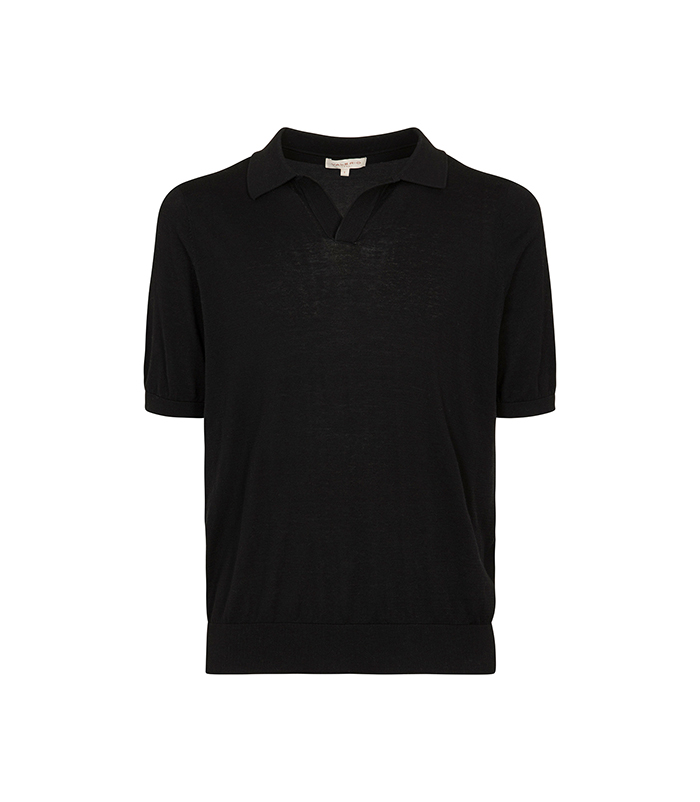 Polo nera con colletto tradizionale