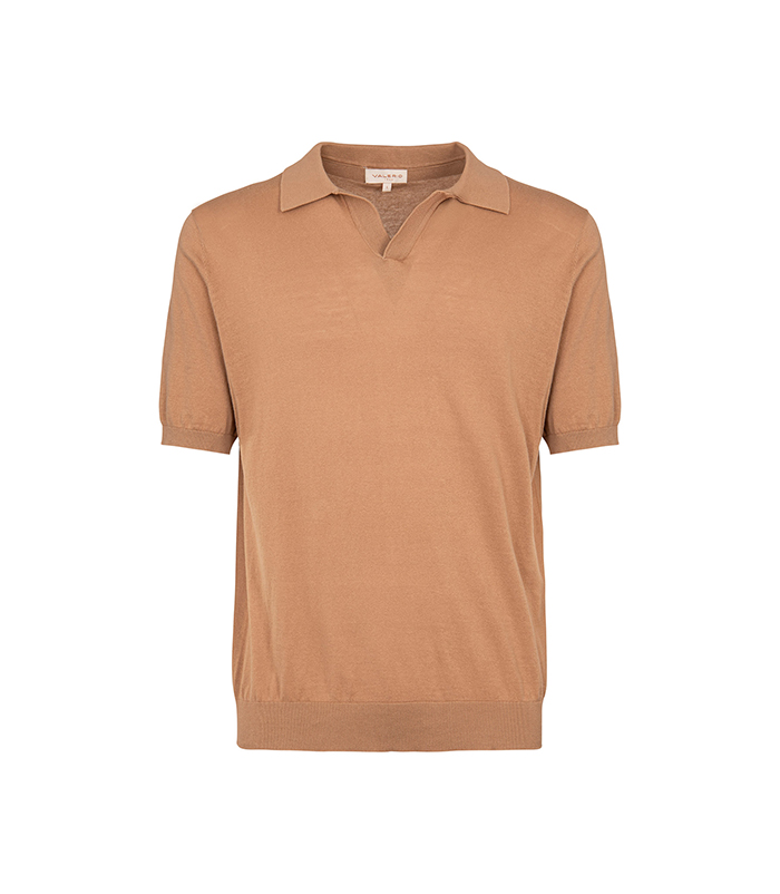 Maglia camel per un'estate di stile