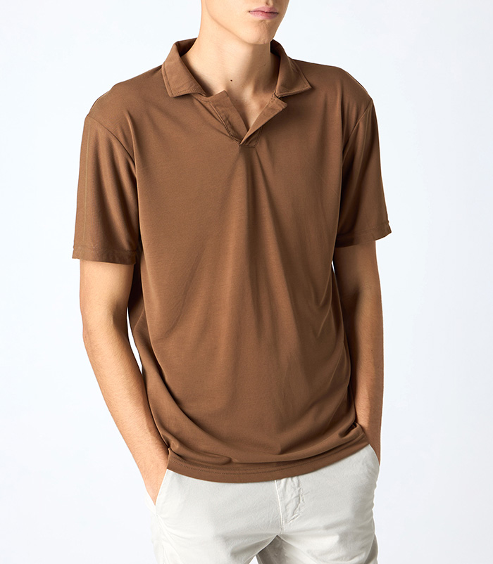T-shirt uomo con colletto marrone