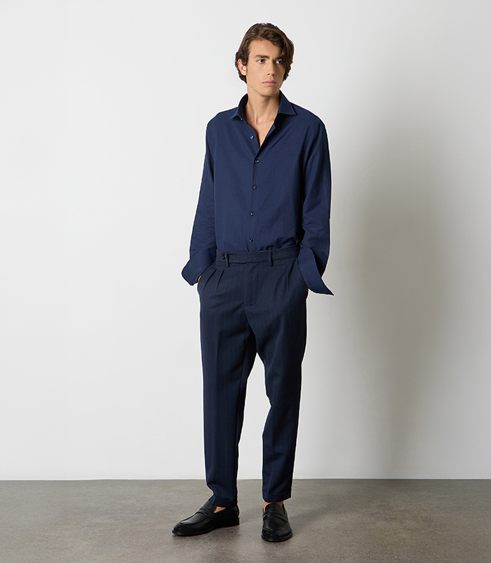 Pantaloni blu con pence da uomo