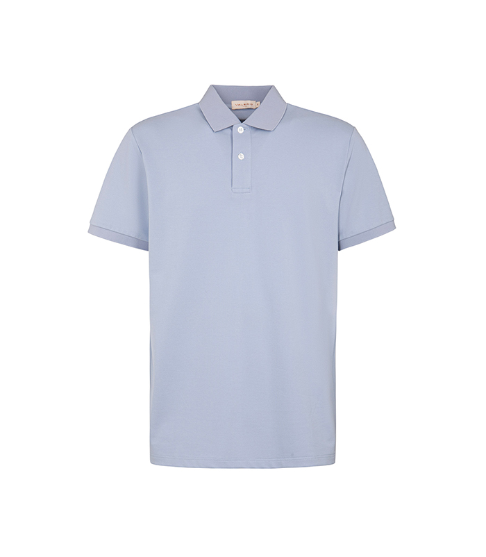 Polo celeste classica con dettagli eleganti