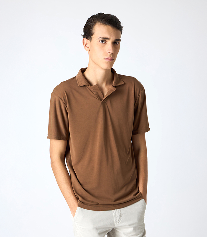 T-shirt uomo con colletto marrone